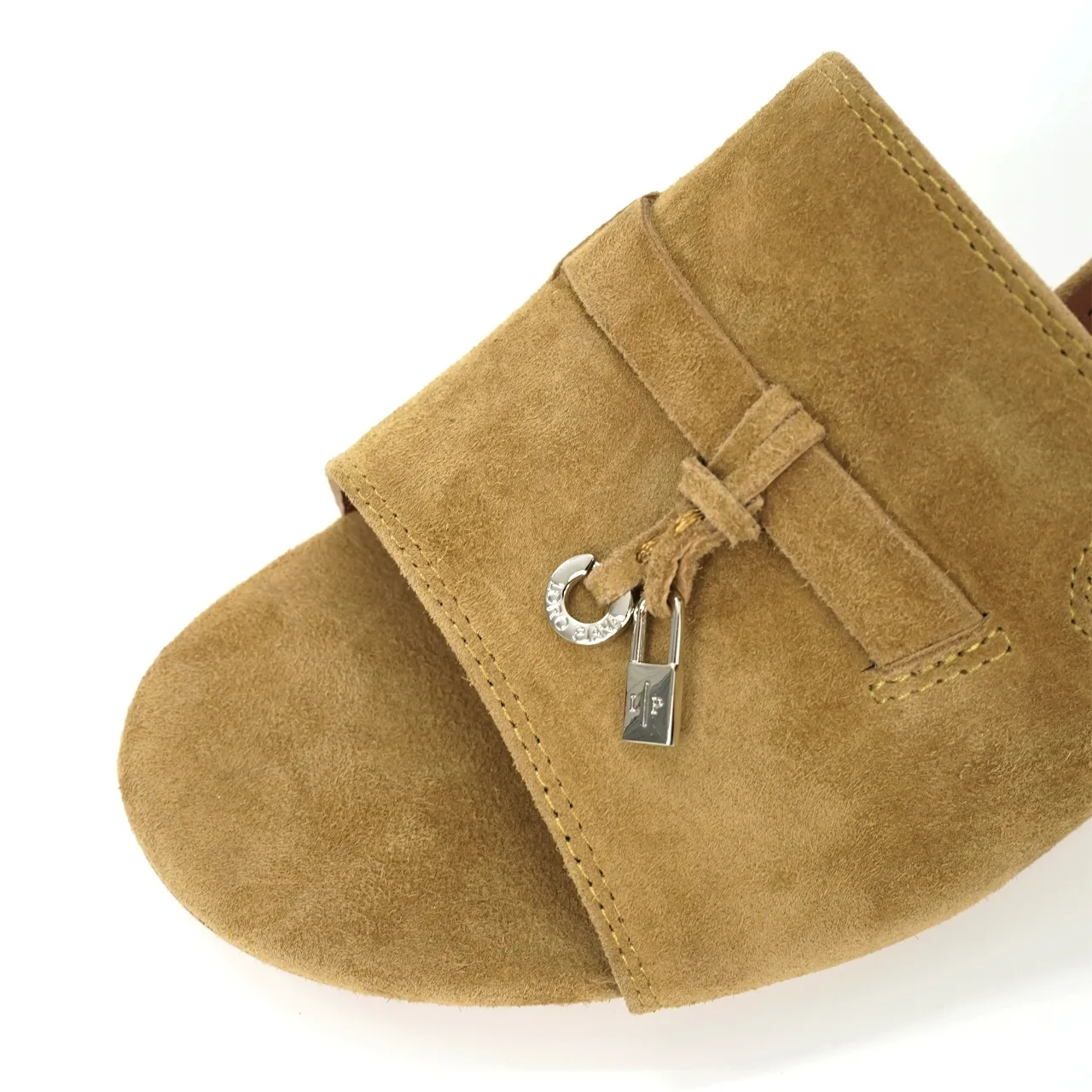 👟👟Ex-factory price 440👟👟 Genuine leather sole +30 suede sheepskin slippers with a strap decorated with Loro Piana My Charms charms and decorated with tone-on-tone stitching. Sophisticated and feminine, it pairs well with both city and resort looks. For those looking for an elegant upgrade, the summer glamor slipper is known for its slim open-back silhouette. size: 35-44 (custom-made sizes 43 and 44 are non-returnable) Upper: imported suede sheep leather (sheep), cowhide ostrich pattern, cowhide snake pattern Lining: imported high-grade mixed sheep silk Heel height: 5.5CM